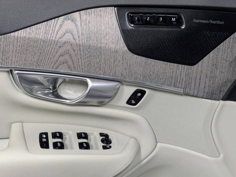 2025 Volvo XC60 B5 Plus Dark Theme