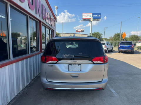 2017 Chrysler Pacifica Touring-L