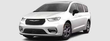 2024 Chrysler Pacifica Touring's photo