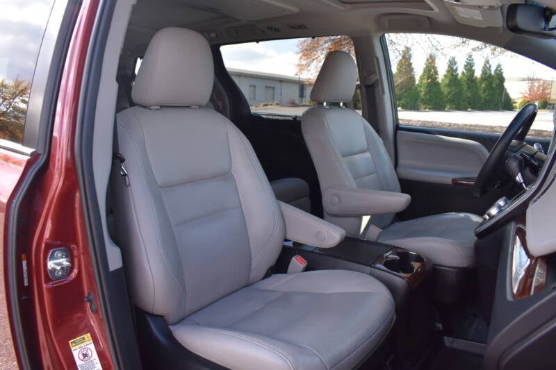 2015 Toyota Sienna Limited Premium photo 19