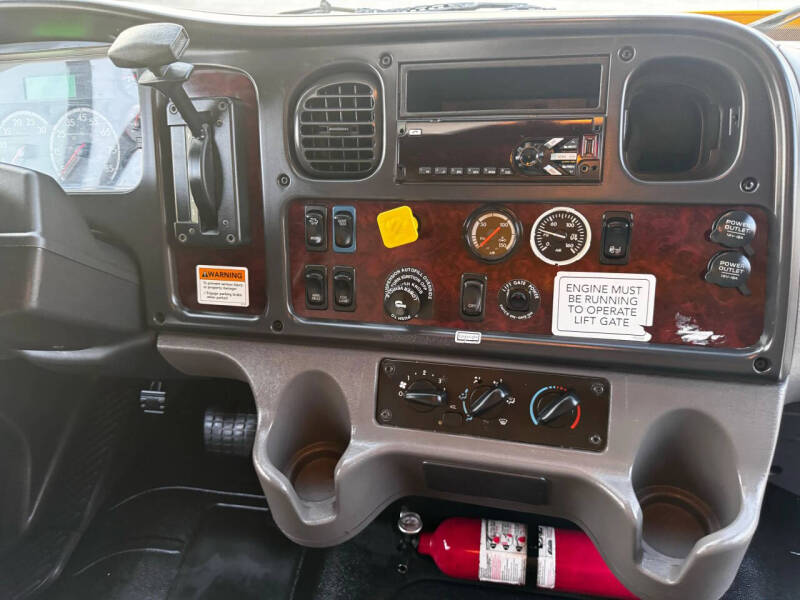 2018 Freightliner M2 106