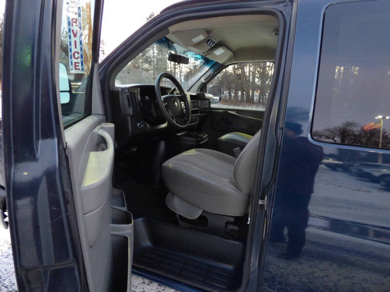 2009 Chevrolet Express LS photo 10