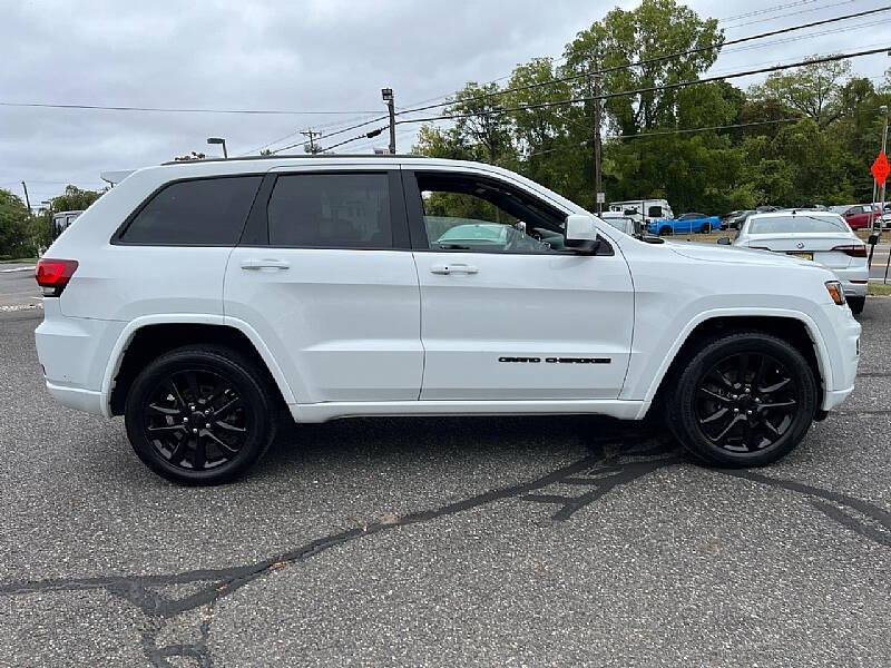 2017 Jeep Grand Cherokee Altitude photo 11