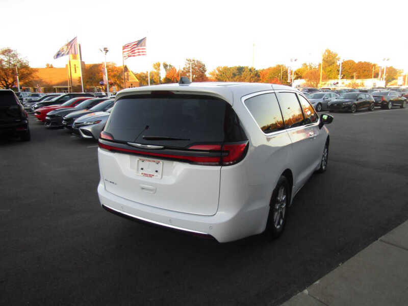 2024 Chrysler Pacifica Touring