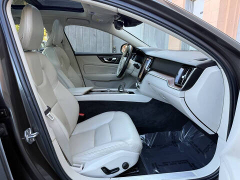 2022 Volvo S60 B5 Momentum