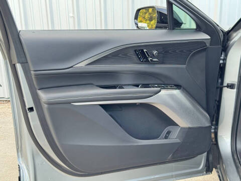 2025 Cadillac LYRIQ Luxury 2