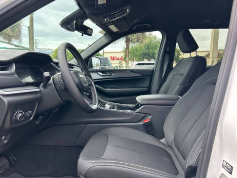 2026 Jeep Grand Cherokee Laredo