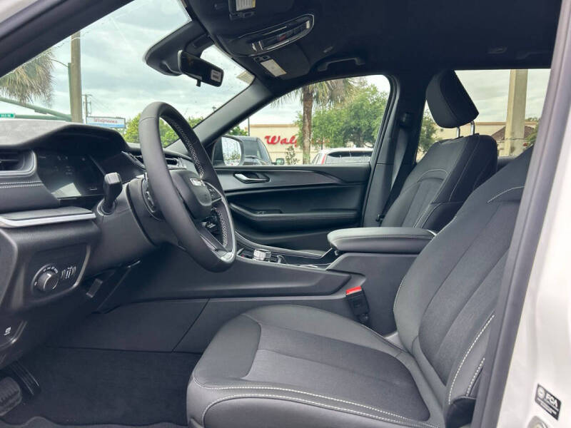 2026 Jeep Grand Cherokee Laredo