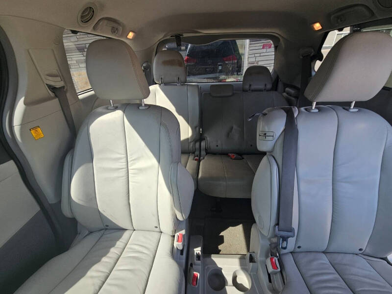 2011 Toyota Sienna XLE 7-Passenger Auto Access Seat