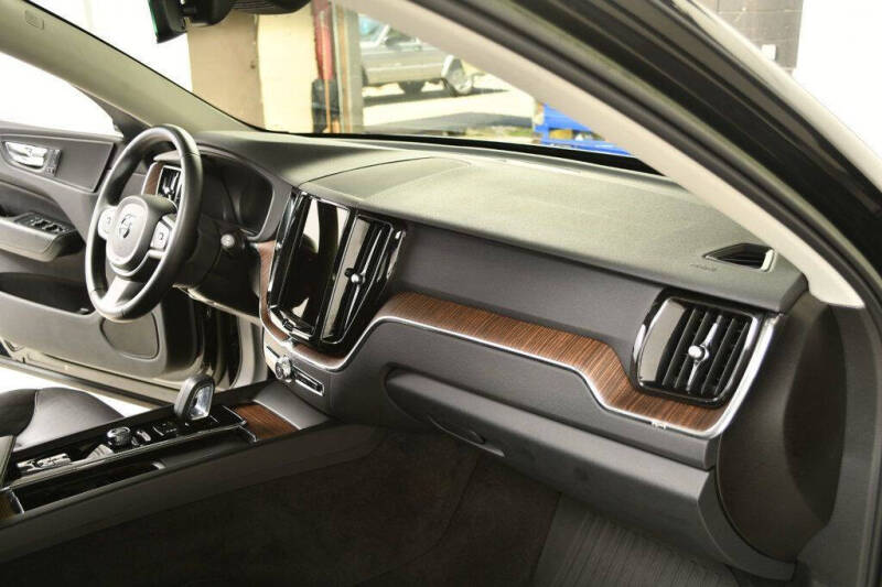 2022 Volvo XC60 B5 Momentum