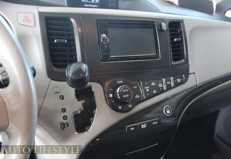 2013 Toyota Sienna SE 8-Passenger