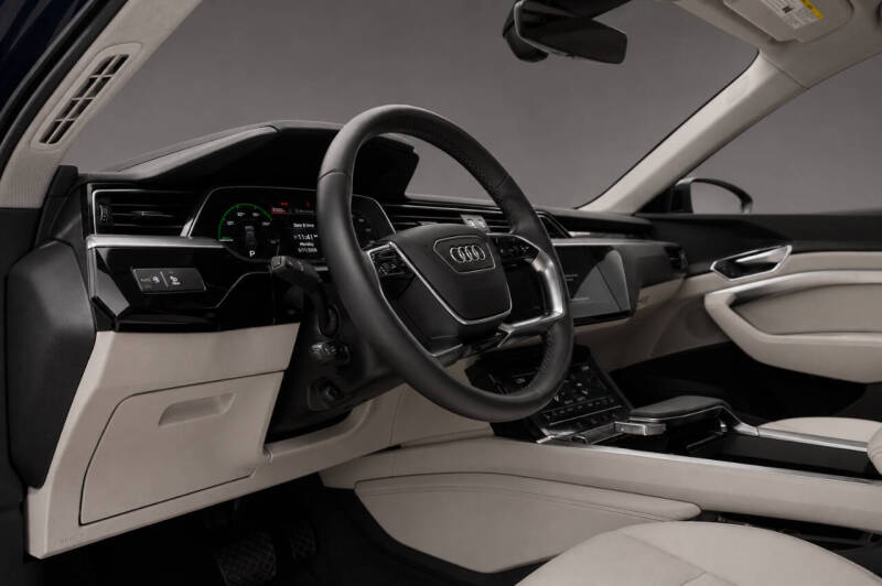 2022 Audi e-tron quattro Premium Plus