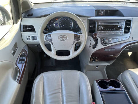 2013 Toyota Sienna XLE 8-Passenger