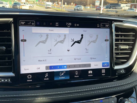 2026 Chrysler Pacifica Select