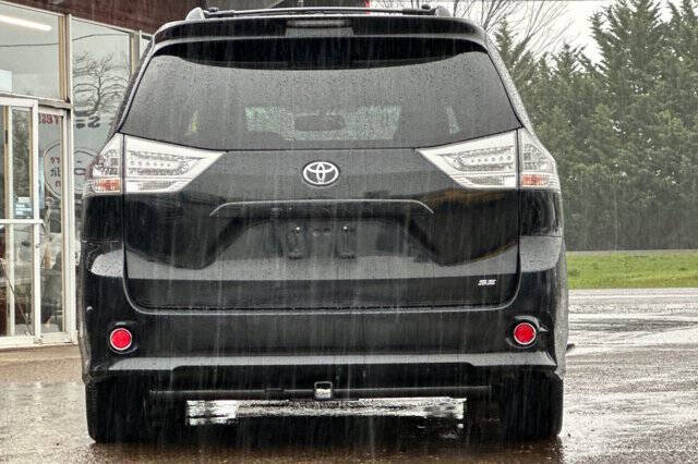 2017 Toyota Sienna SE Premium 8-Passenger