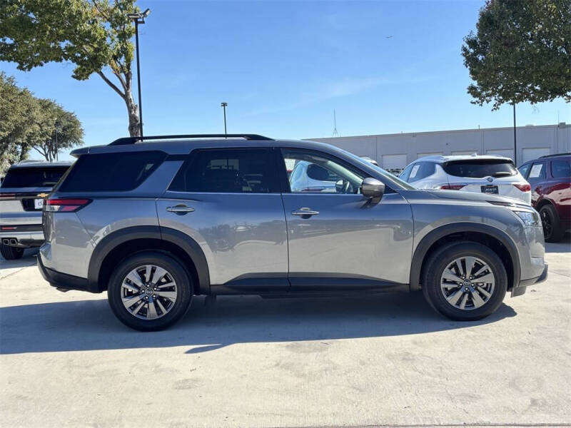 2024 Nissan Pathfinder SV