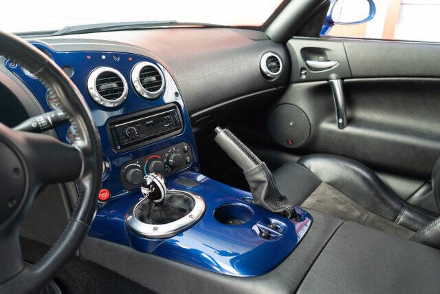 2005 Dodge Viper 19