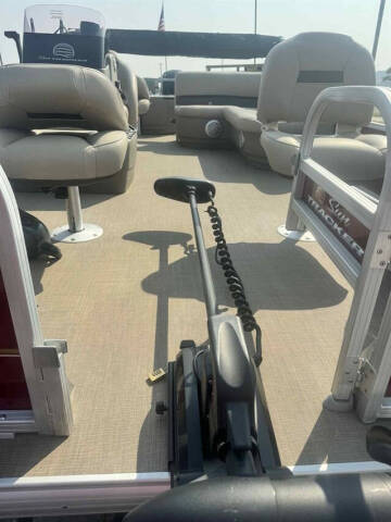 2022 Sun Tracker BARGE