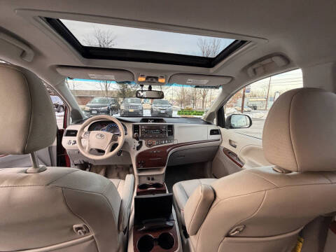 2014 Toyota Sienna XLE 7-Passenger