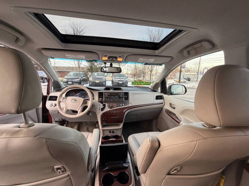 2014 Toyota Sienna XLE 7-Passenger