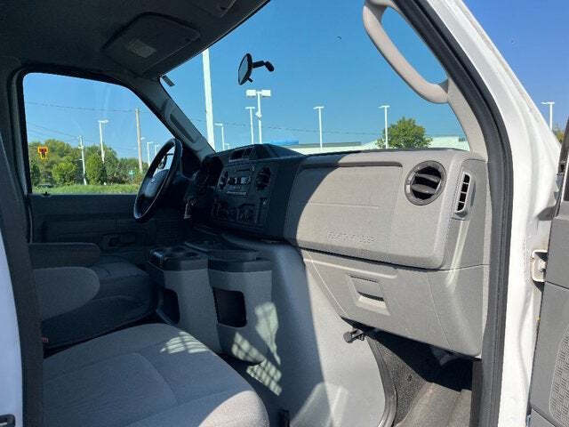 2011 Ford E-Series 28