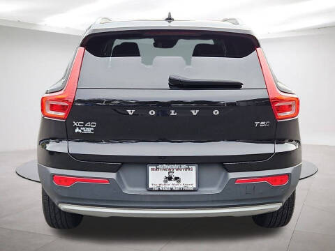 2022 Volvo XC40 T5 Momentum