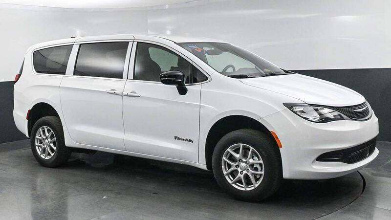 2025 Chrysler Voyager LX