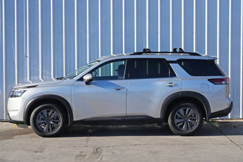 2022 Nissan Pathfinder SV