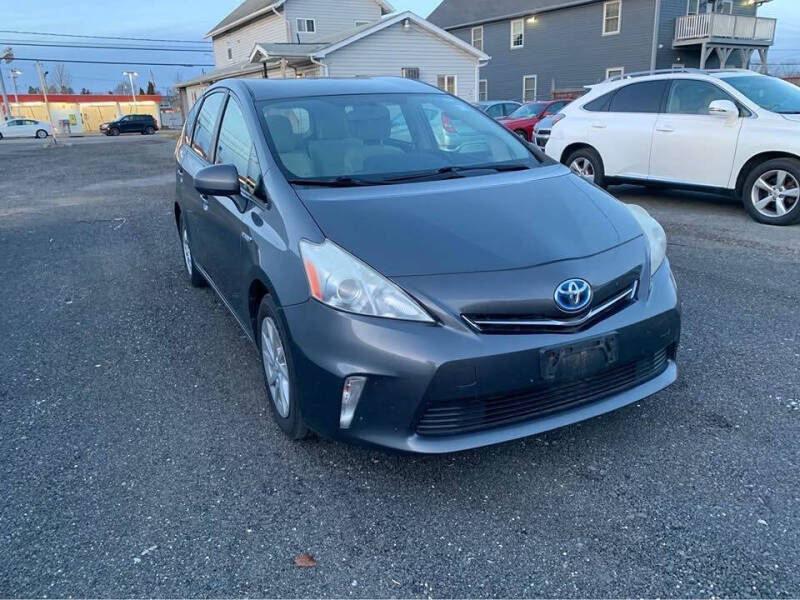 2013 Toyota Prius v Three