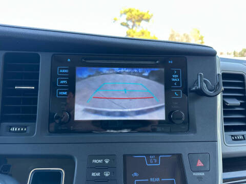 2015 Toyota Sienna XLE 7-Passenger Auto Access Seat