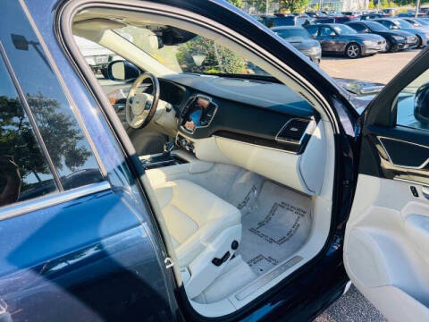 2016 Volvo XC90 T6 Momentum