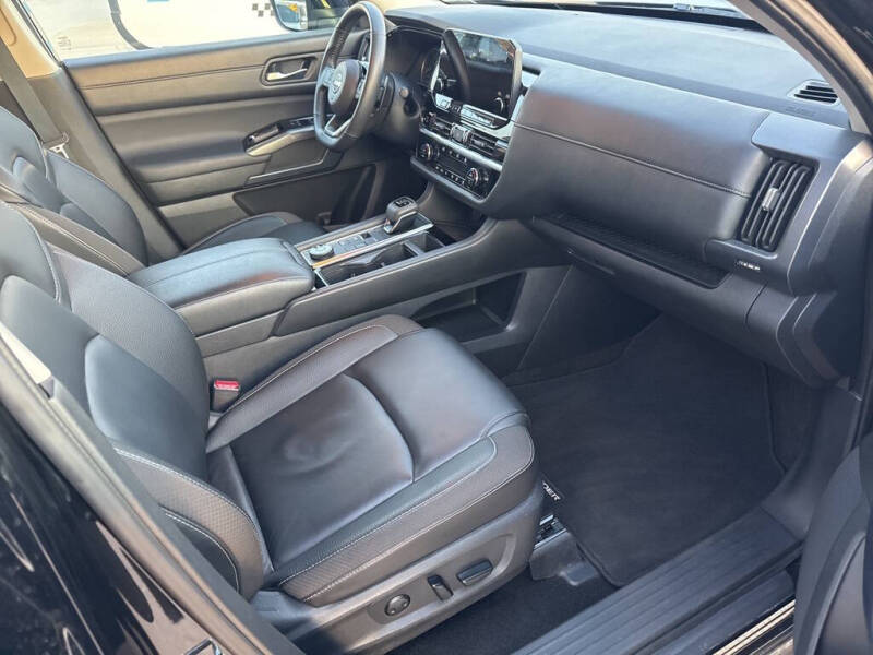 2025 Nissan Pathfinder SL