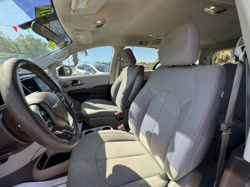 2021 Chrysler Voyager LX