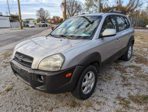 2005 Hyundai Tucson for sale at AUTO PROS SALES AND SERVICE in Belleville IL