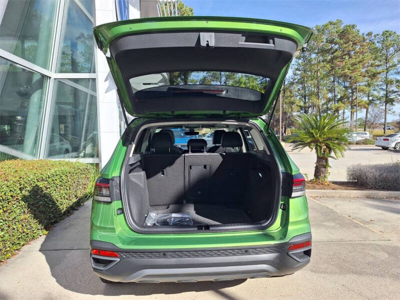 2026 Volkswagen Taos SE Black