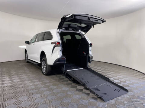 2025 Toyota Sienna LE 8-Passenger