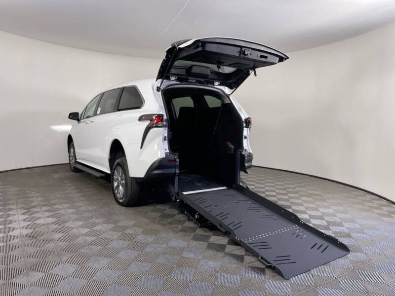 2025 Toyota Sienna LE 8-Passenger