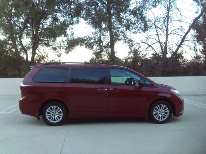 2017 Toyota Sienna XLE 8-Passenger