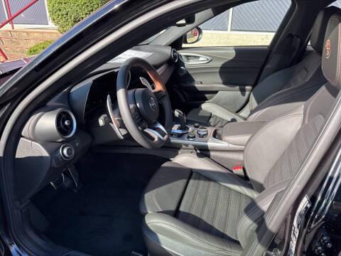 2025 Alfa Romeo Giulia Intensa