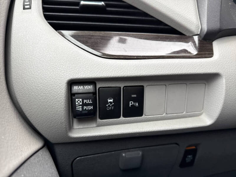 2018 Toyota Sienna XLE 7-Passenger Auto Access Seat