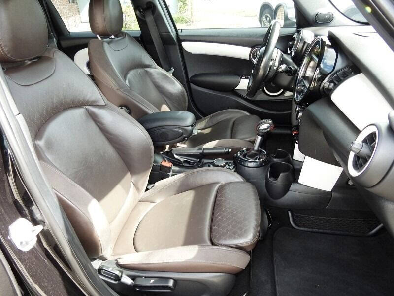 2017 MINI Hardtop Hatchback - $15,900