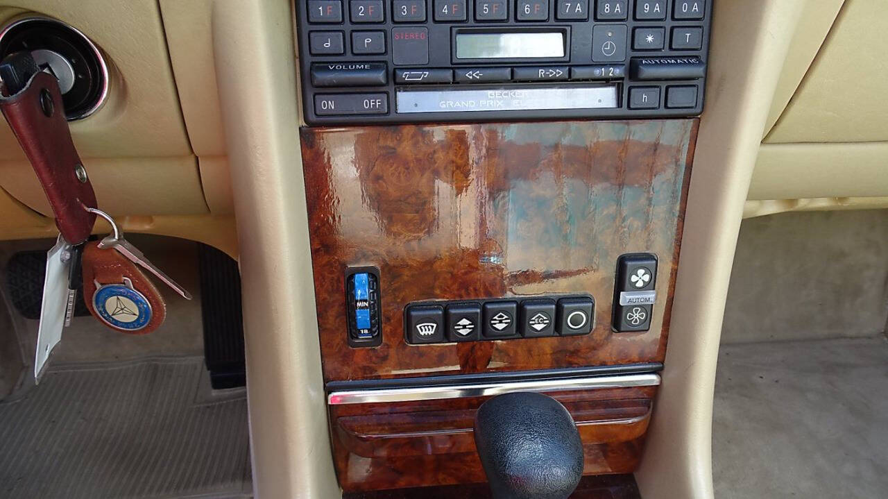 1985 Mercedes-Benz 380-Class 29