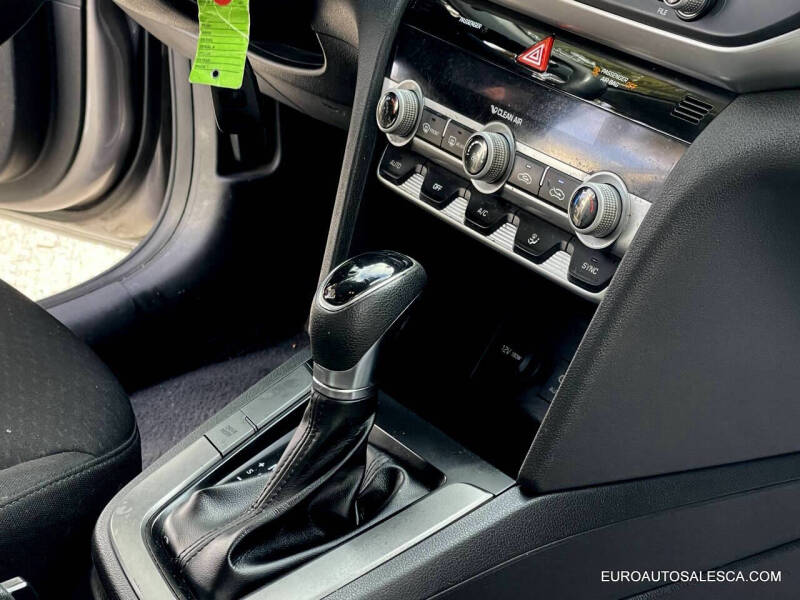 2020 Hyundai Elantra SE