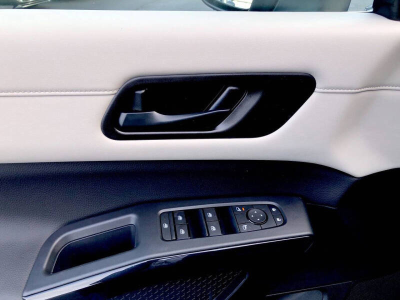 2025 Nissan Pathfinder SV