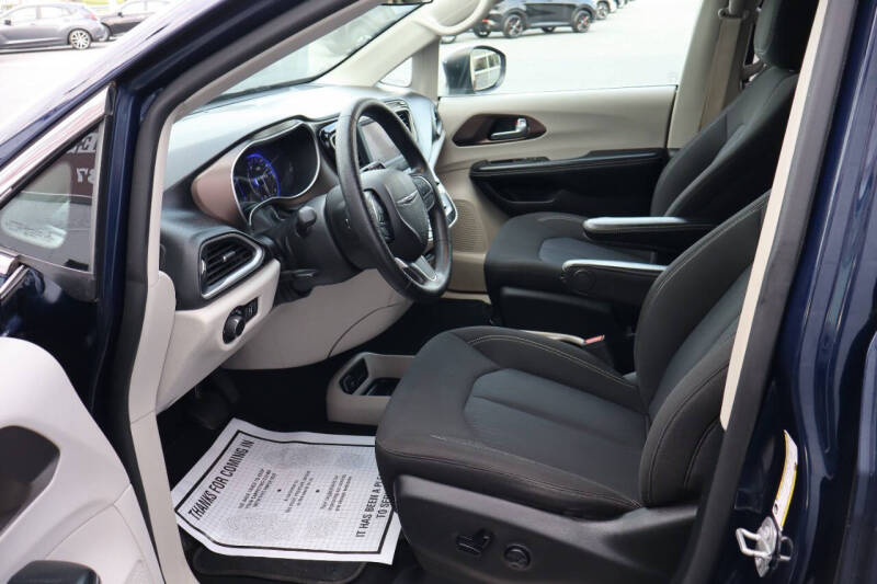 2020 Chrysler Voyager LX