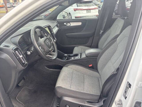 2025 Volvo XC40 B5 Core Bright Theme