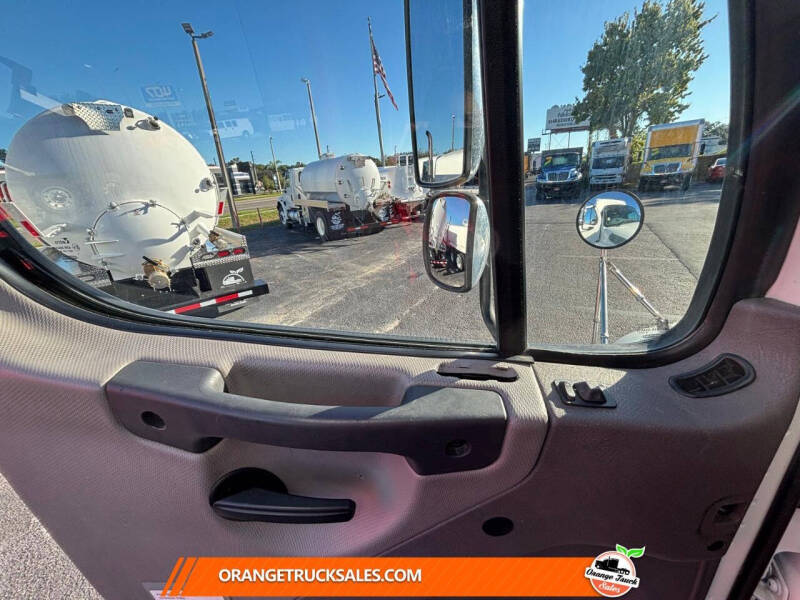 2021 Freightliner M2 106