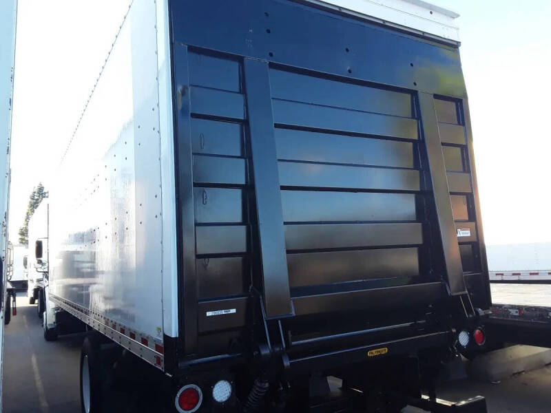 2021 Freightliner M2 106