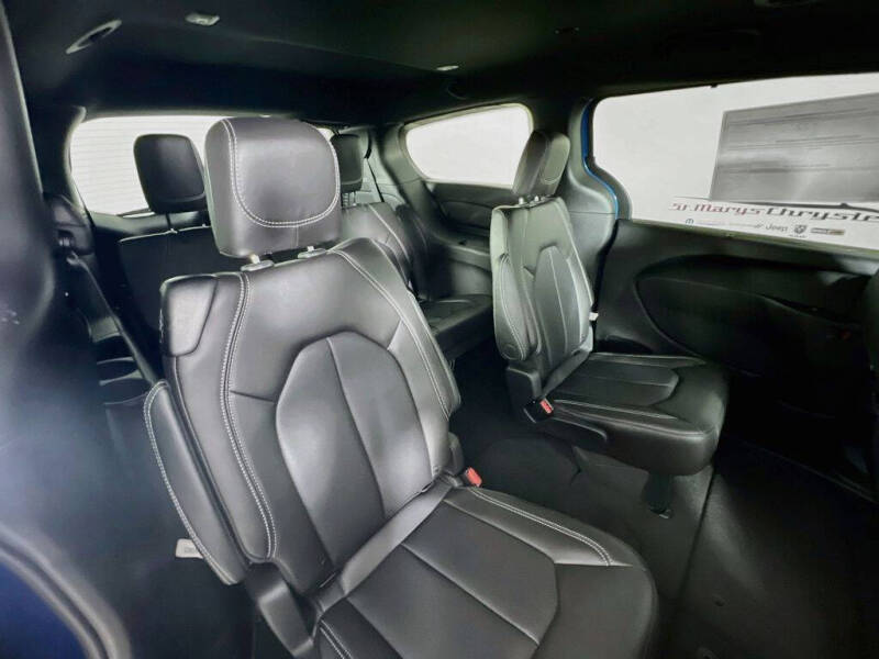 2027 Chrysler Pacifica Select
