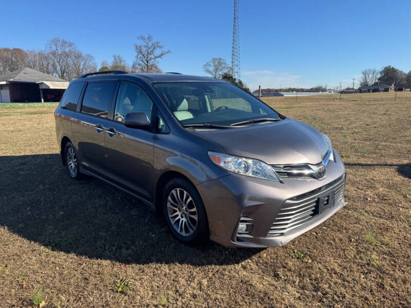 2020 Toyota Sienna XLE's photo